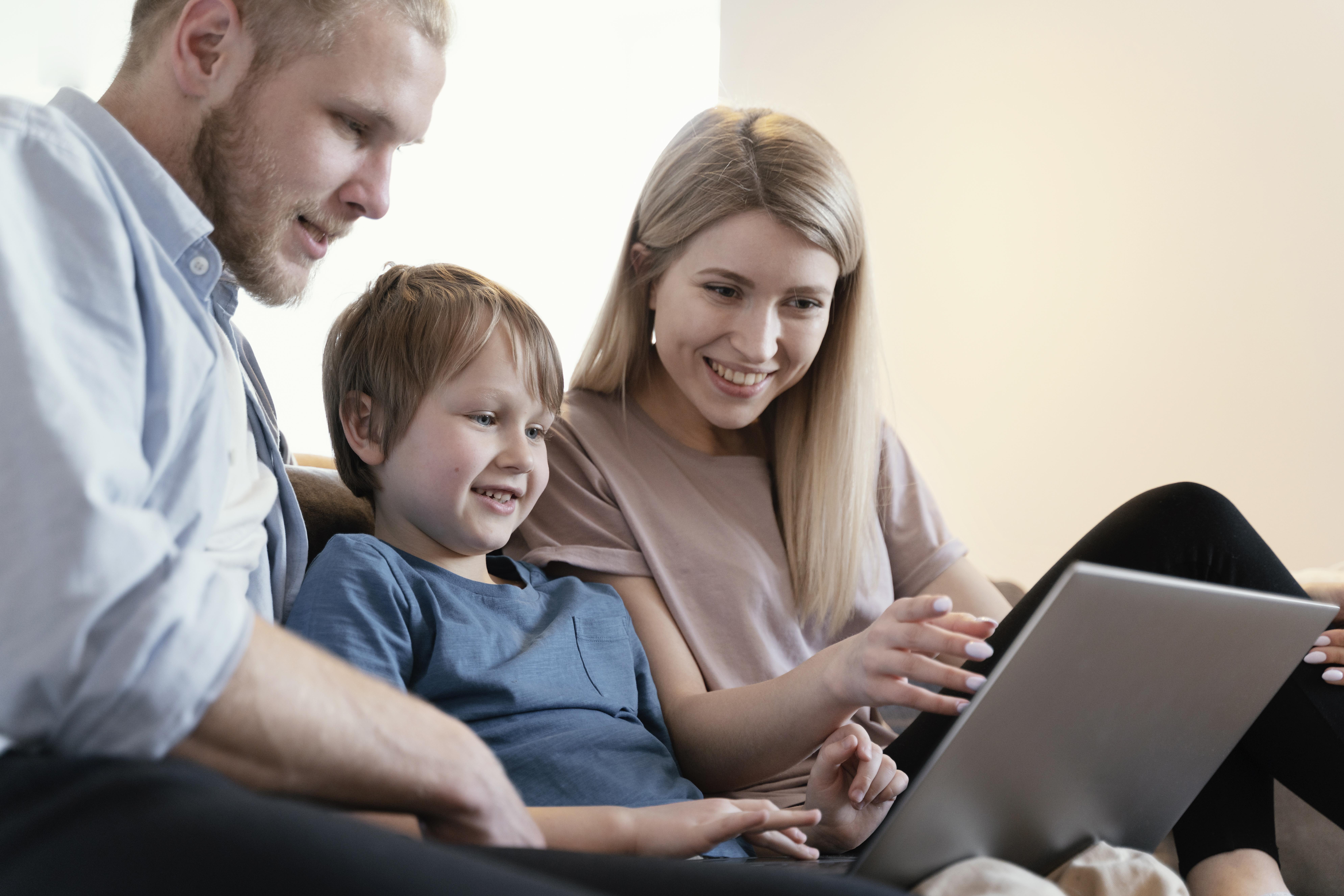 parents avec enfants regardant une tablette tactile